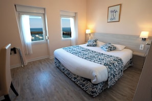 Standard Double Room, Ocean View | Desk, laptop workspace, iron/ironing board, free WiFi - Hotel de la Mer (Quiberon)