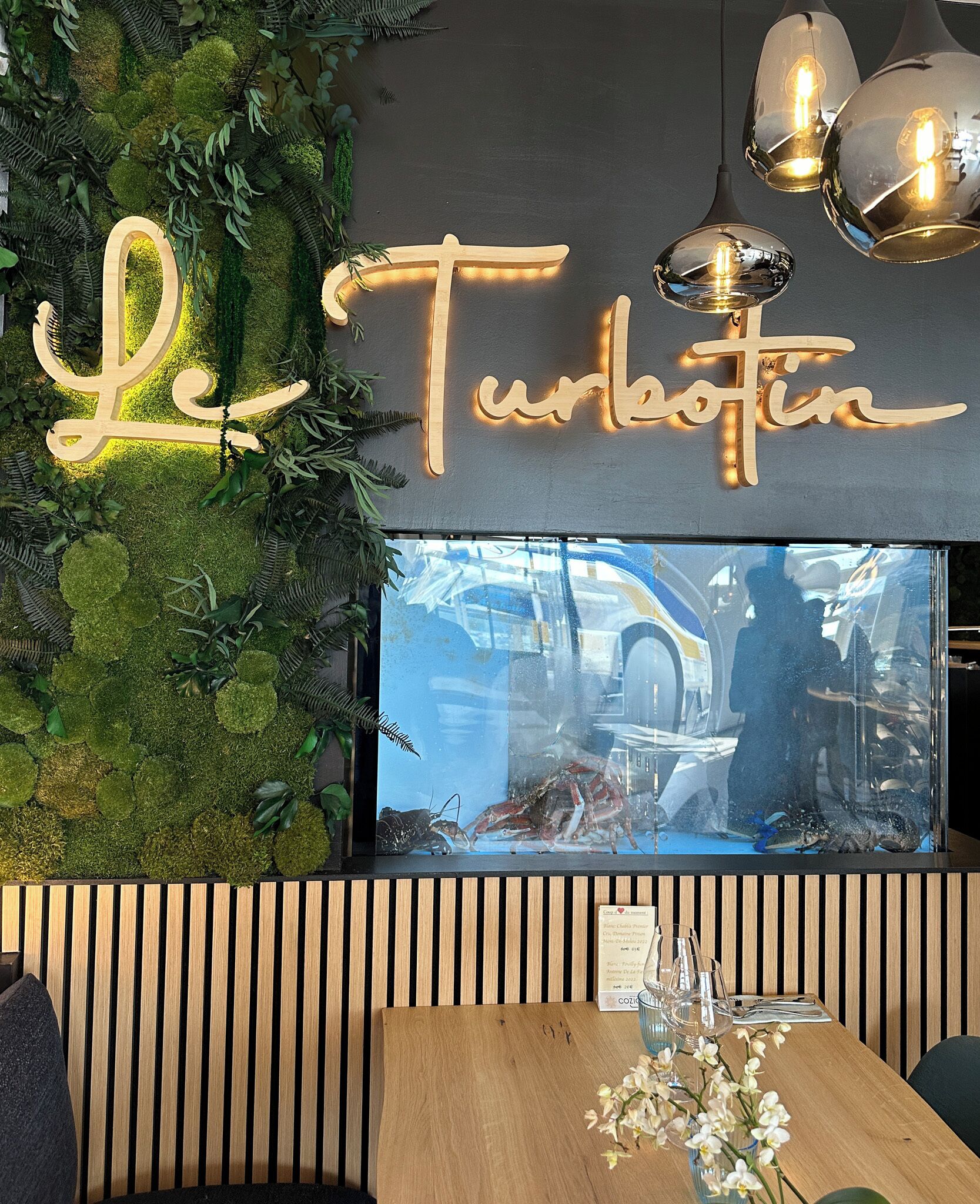 供應早餐、午餐和晚餐，法國料理