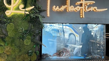 Déjeuner, dîner et souper servis sur place; cuisine française