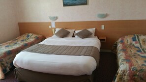 Bureau, fer et planche à repasser, lits bébé (en supplément)