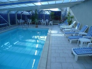 Inomhuspool, en säsongsöppen utomhuspool och solstolar