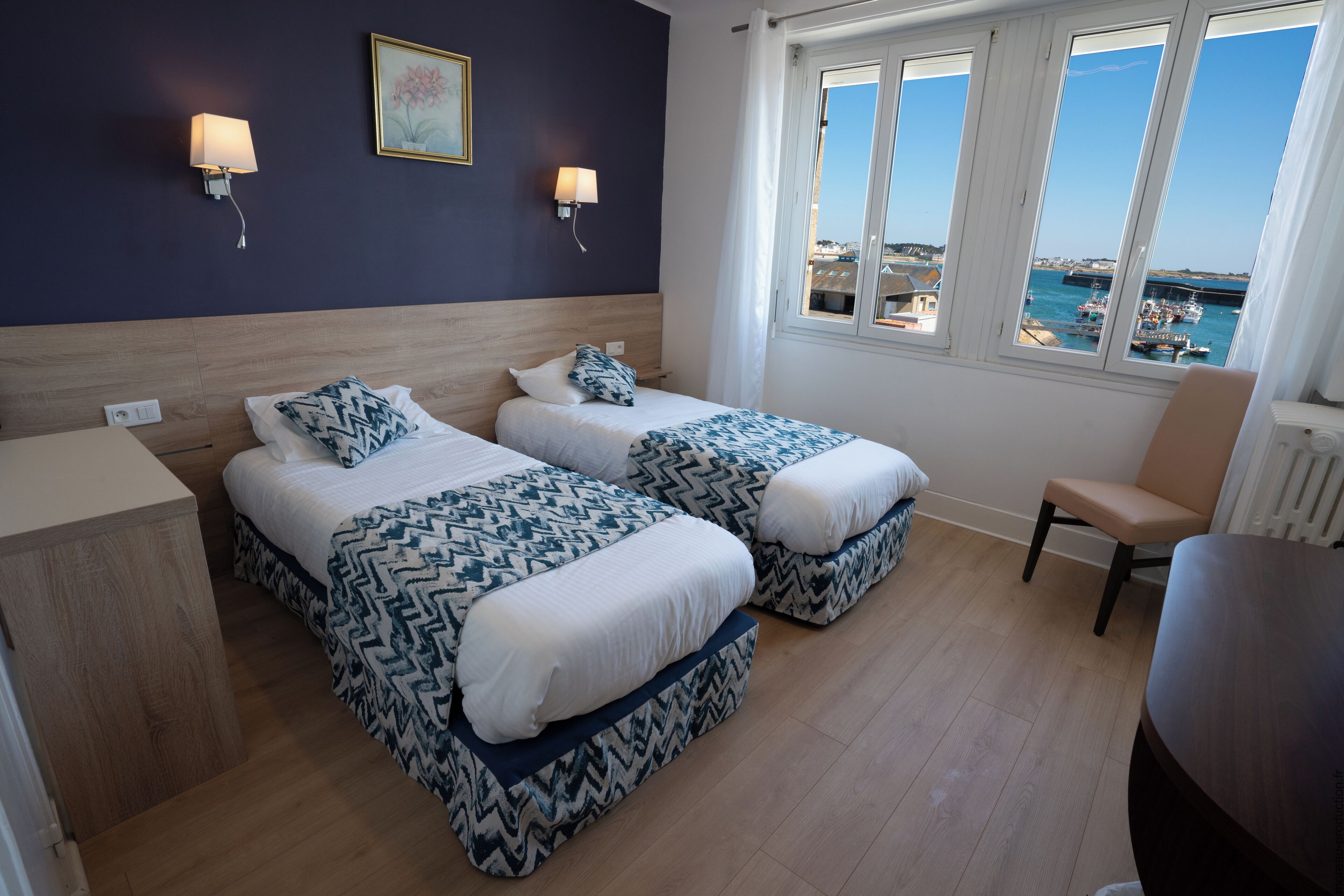 Chambre avec lits jumeaux, vue océan | Bureau, espace de travail pour ordinateur portable