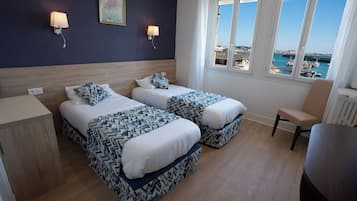 Habitación con 2 camas individuales, vistas al mar | Escritorio y espacio para trabajar con un portátil