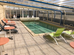 Piscina interna, piscina externa sazonal, espreguiçadeiras