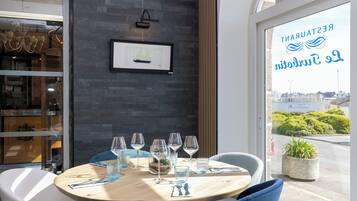 Der serveres morgenmad, frokost, aftensmad og franske retter