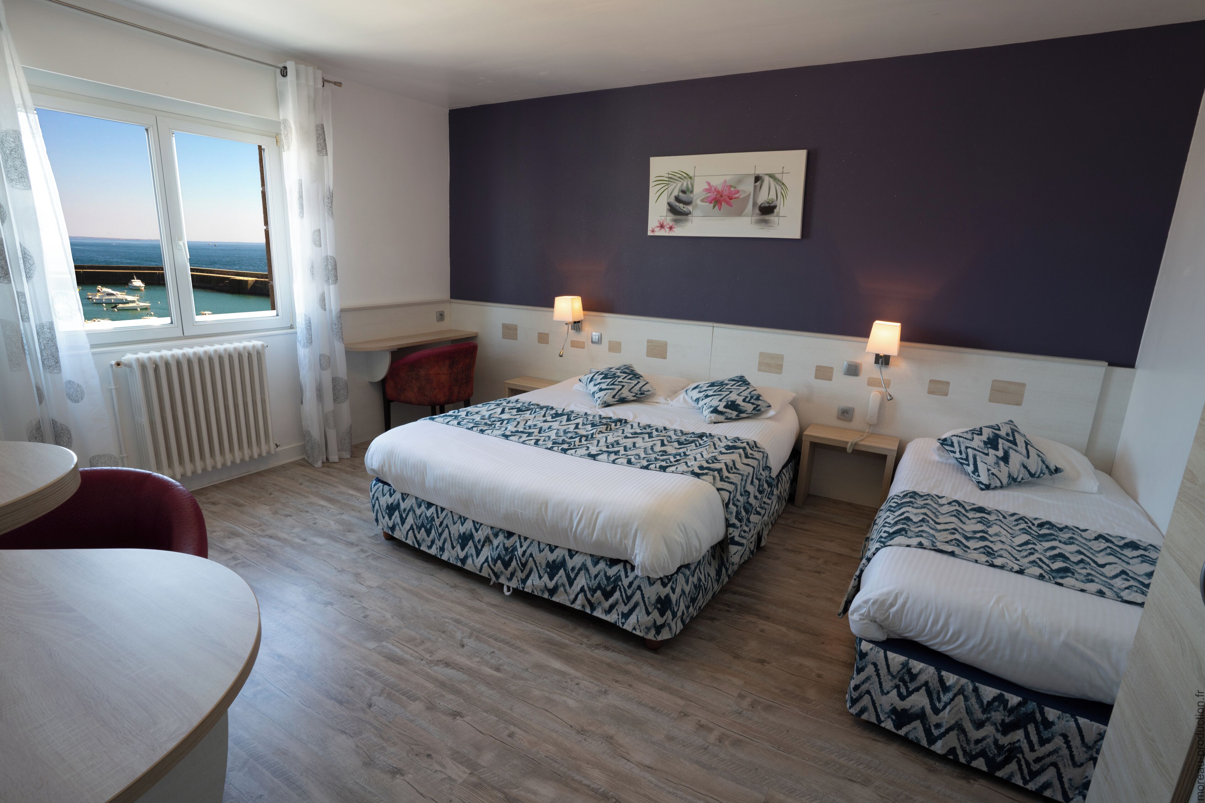 Chambre Triple, accessible aux personnes à mobilité réduite, vue mer | Bureau, espace de travail pour ordinateur portable