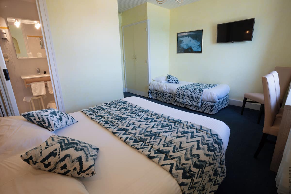 Chambre Triple, vue océan | Bureau, espace de travail pour ordinateur portable