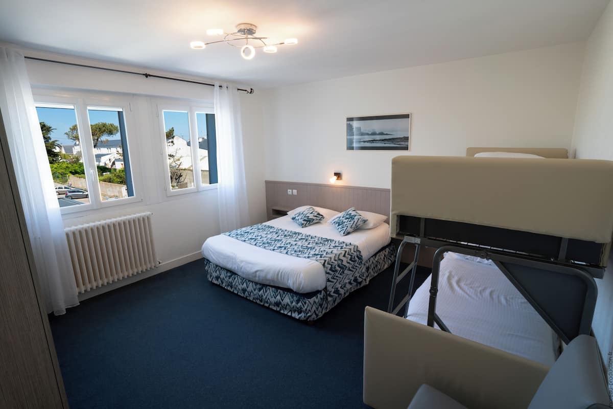 Chambre Quadruple, vue cour intérieure | Bureau, espace de travail pour ordinateur portable