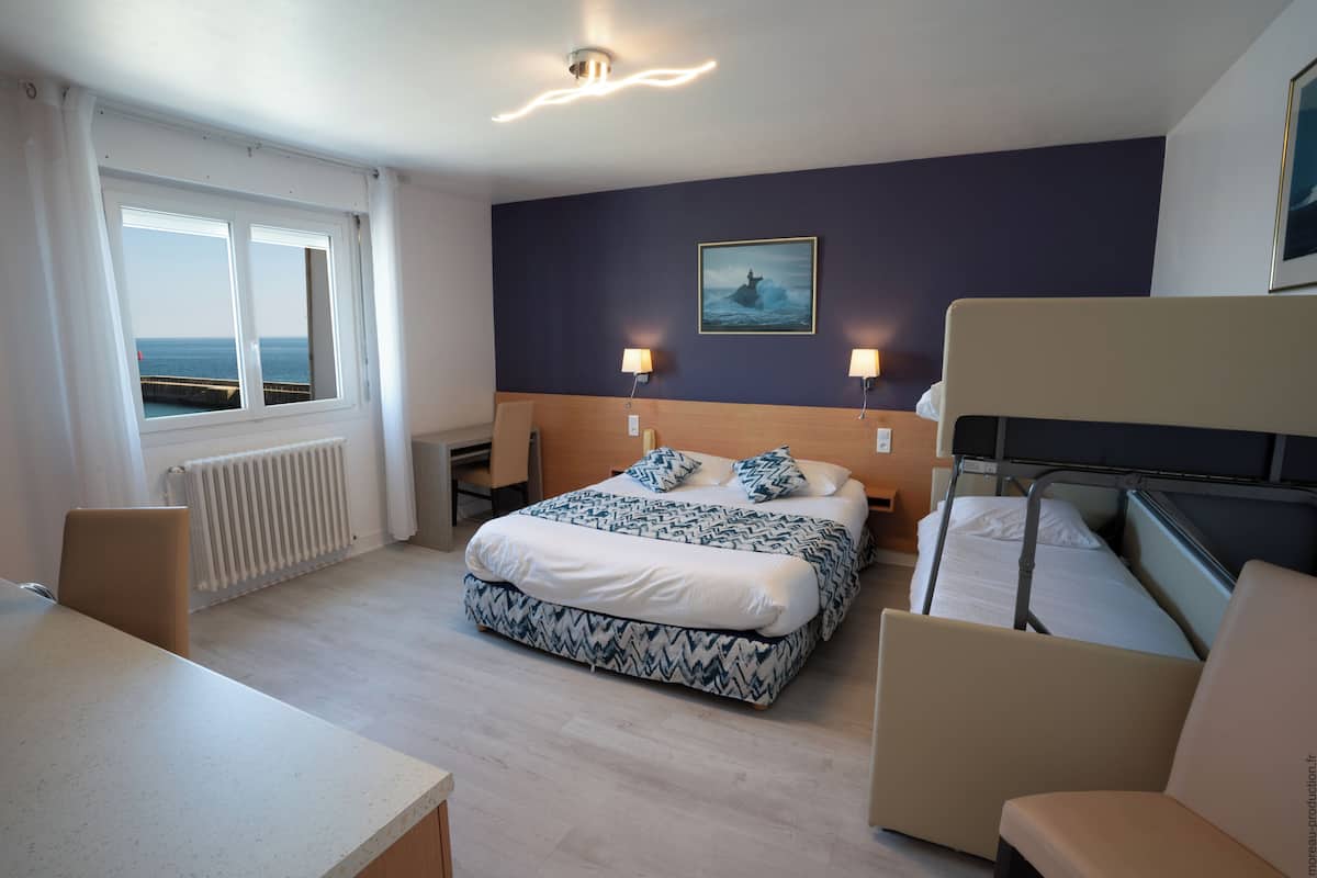 Chambre Quadruple, vue océan | Bureau, espace de travail pour ordinateur portable