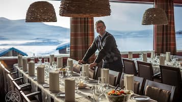 Petit-déjeuner et dîner servis sur place