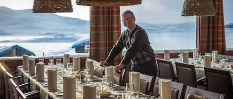 Petit-déjeuner et dîner servis sur place