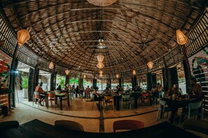 供应早餐、午餐和晚餐，花园景观