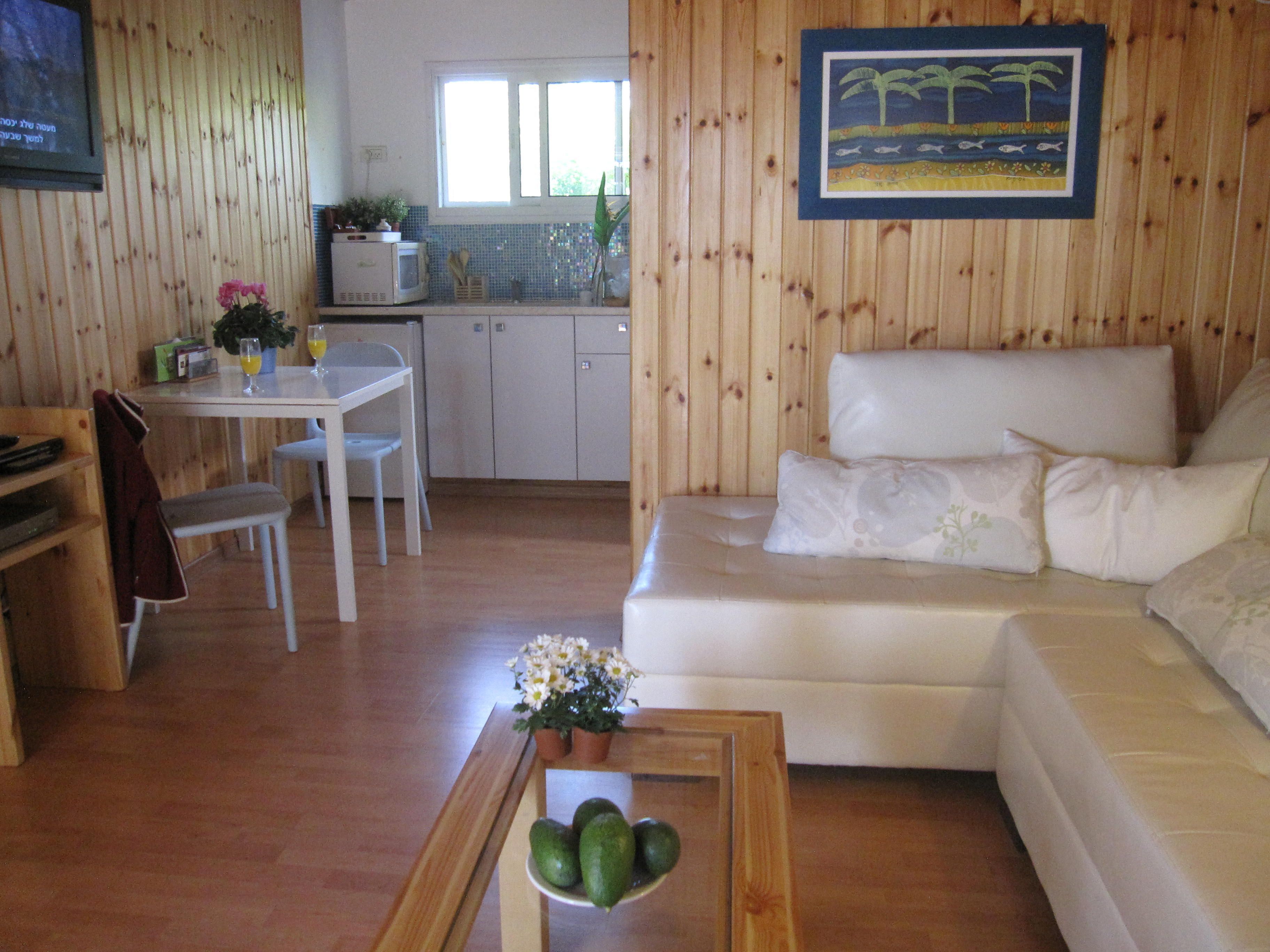 Royal tweepersoonskamer, uitzicht op tuin | Woonkamer | Een 32-inch televisie met satellietzenders, filmpremières en betaalfilms