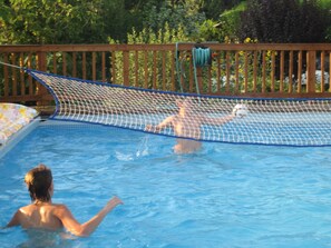 Kolam renang outdoor, dengan kursi berjemur