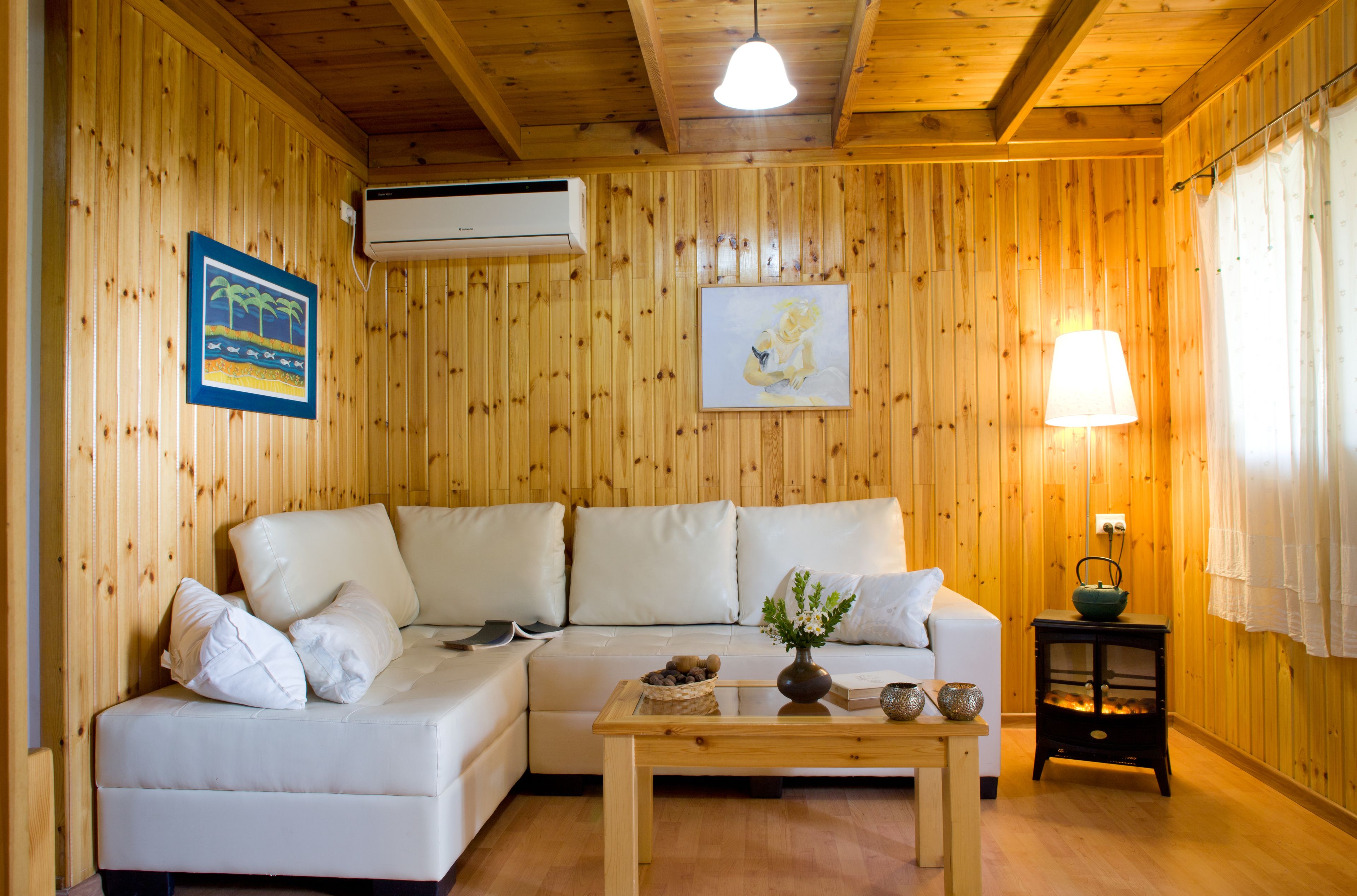 Royal tweepersoonskamer, uitzicht op tuin | Woonkamer | Een 32-inch televisie met satellietzenders, filmpremières en betaalfilms