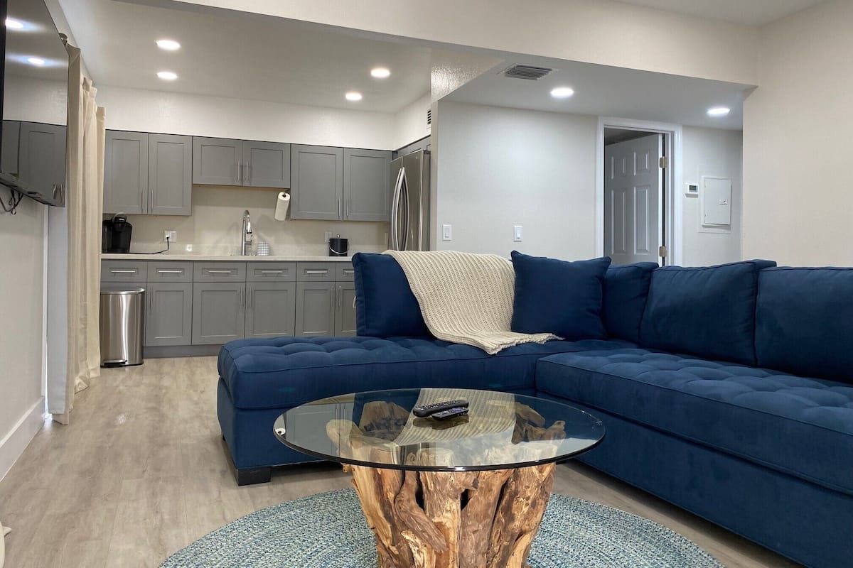 Suite Premium, 2 habitaciones, frente al océano | Área de sala de estar | Televisión de 32 pulgadas con canales por cable