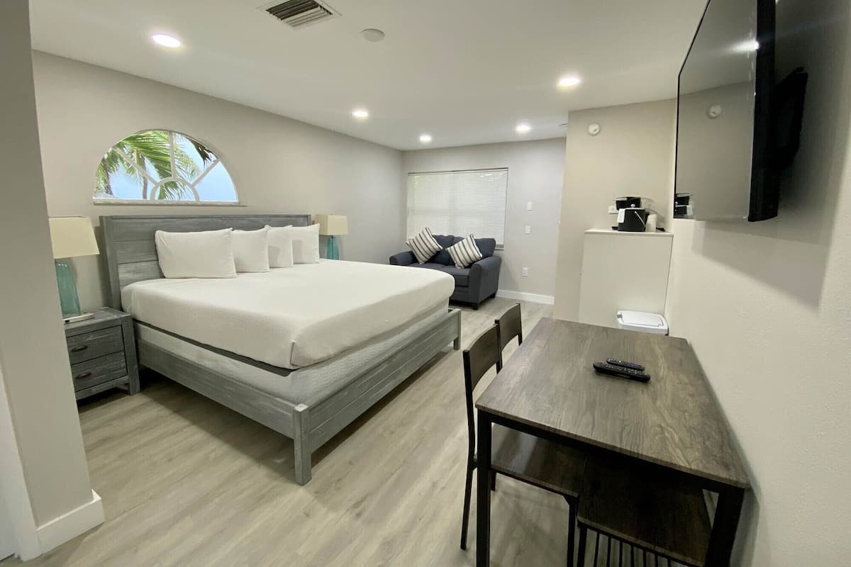 Une chambre à coucher moderne avec un grand lit, un bureau et une télévision.