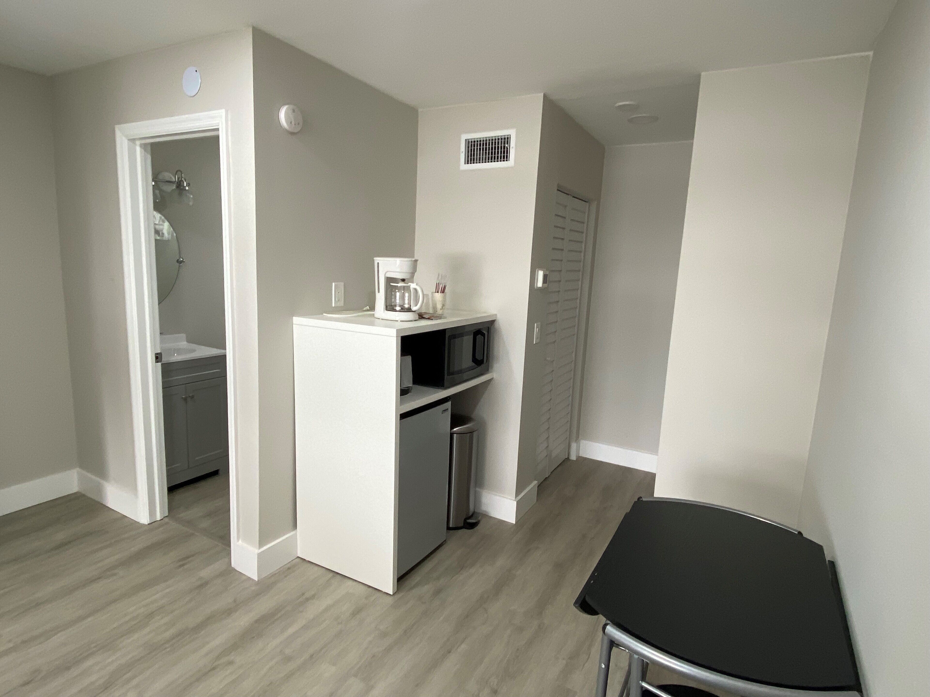 superior room | 1 bedroom, individually decorated, individually furnished