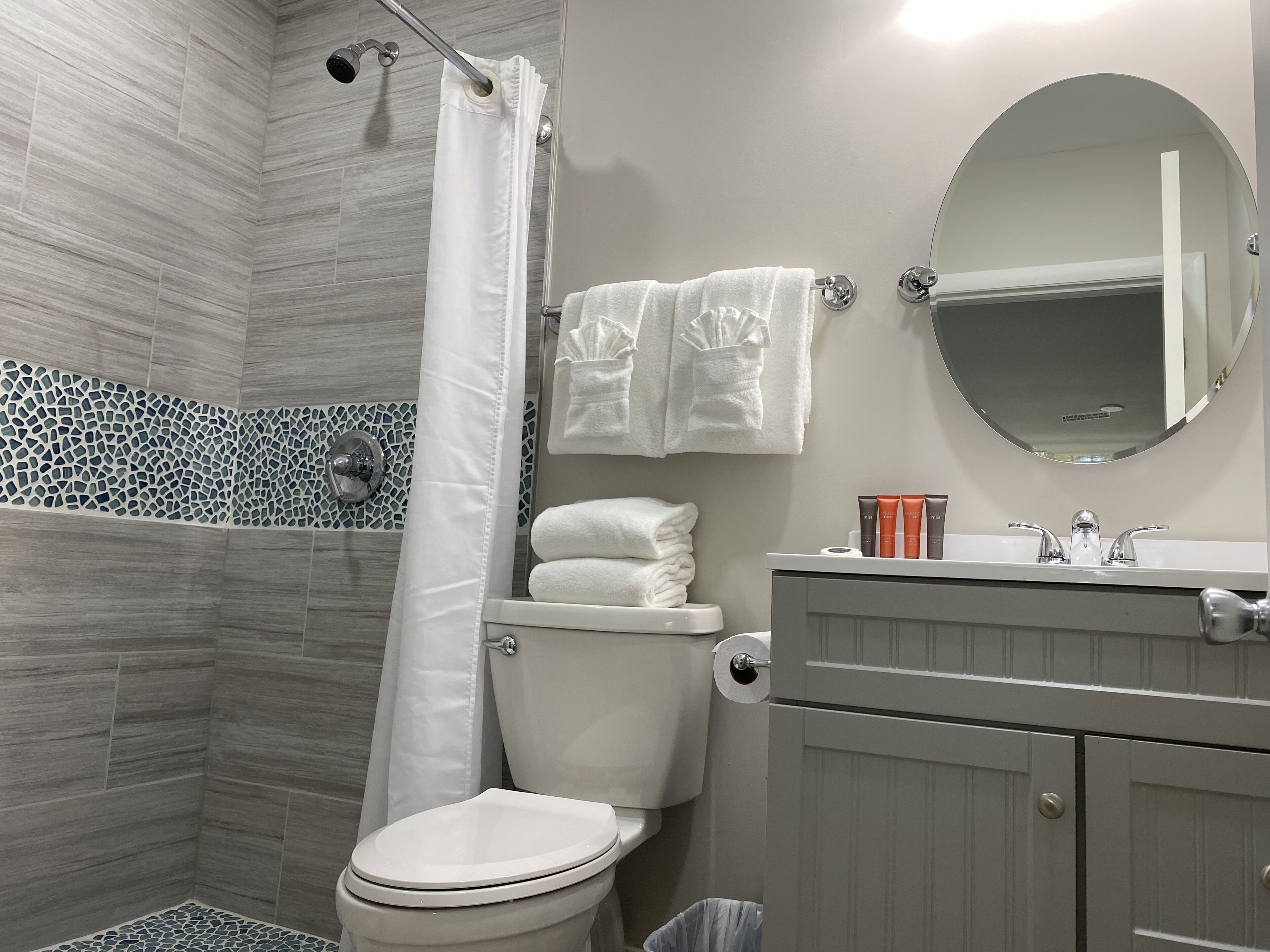 standard double room | bathroom | combined shower/bathtub, hair dryer, towels