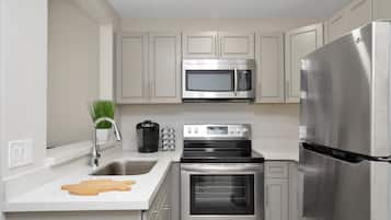Superior Studio Suite | Private kitchen | Coffee/tea maker, toaster oven