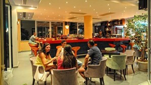A modern bar area with seating and a counter. - Meropi Hotel & Apartments (Hersonissos)