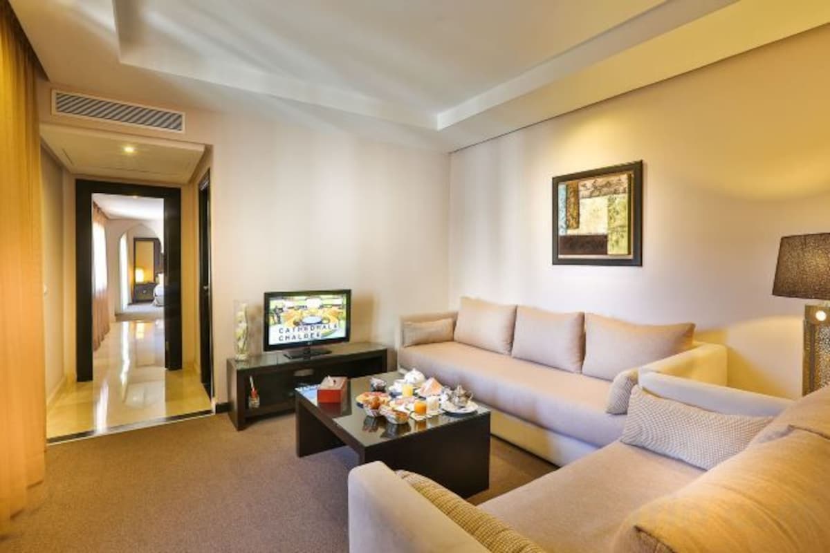 Living area | 32-inch plasma TV with satellite channels, TV