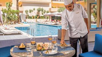 2 restaurants, serveren ontbijt