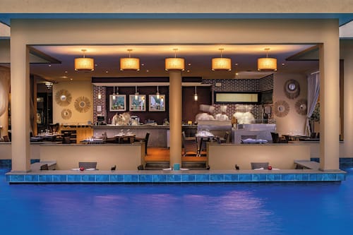 2 restaurants, breakfast served