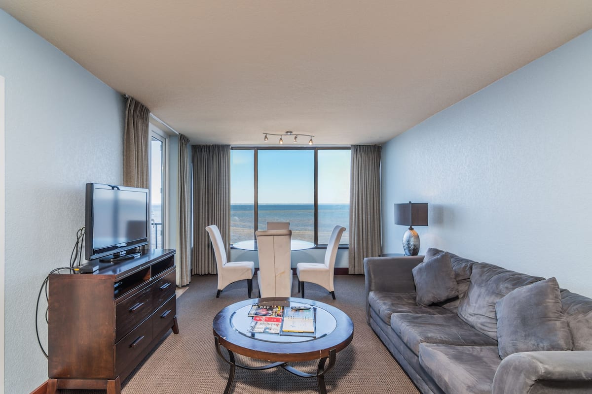 Suite | Living area | Flat-screen TV, iPod dock