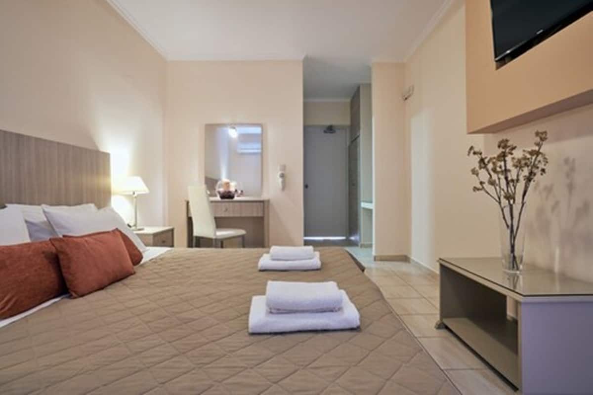 double or twin room (panoramic view) | in-room safe, desk, soundproofing, iron/ironing board