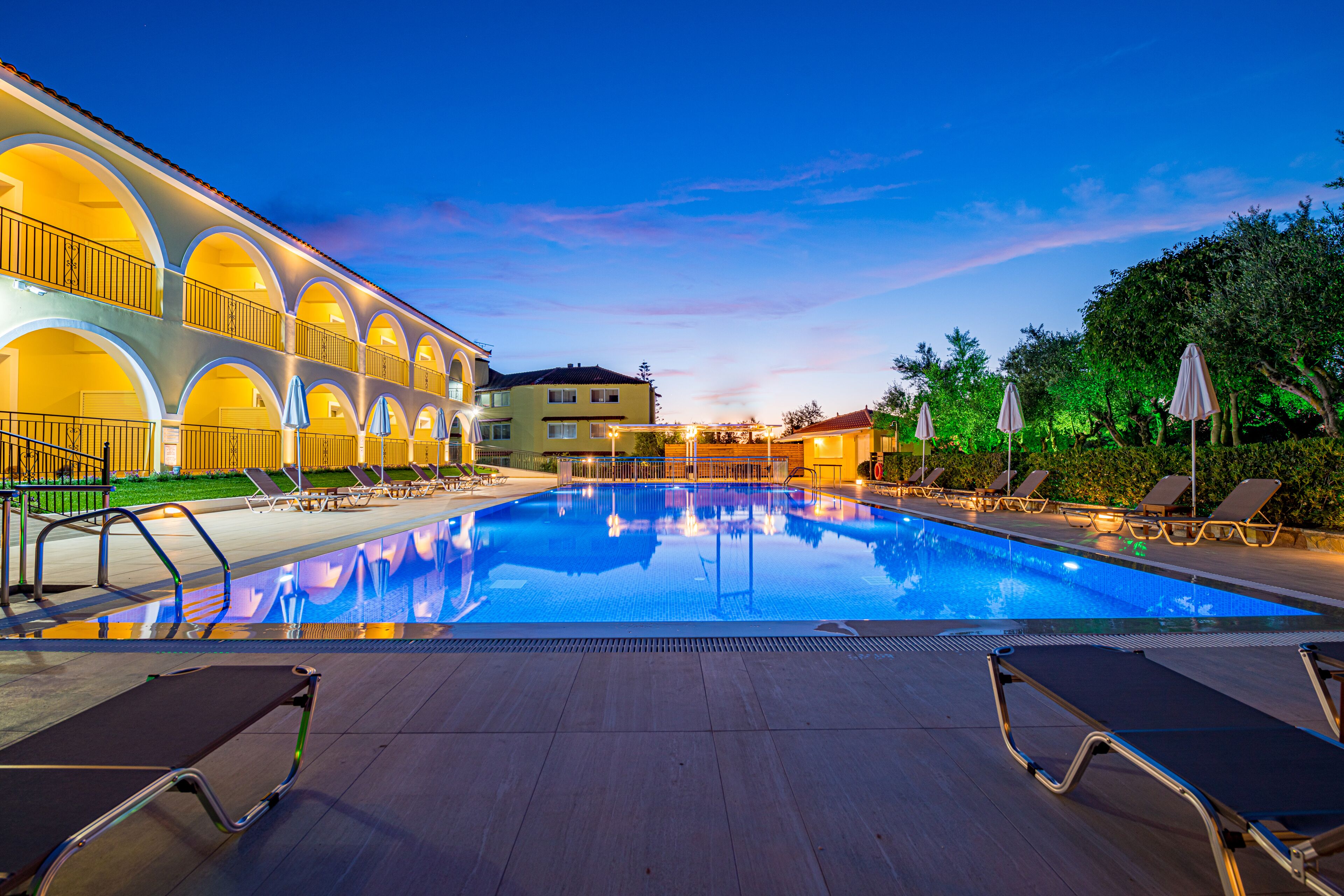 Sesongbasert utendørsbasseng, bassengparasoller og solsenger