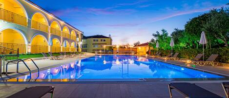 Una piscina al aire libre de temporada (de 09:00 a 21:00), sombrillas