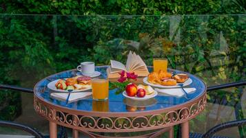 Free daily buffet breakfast