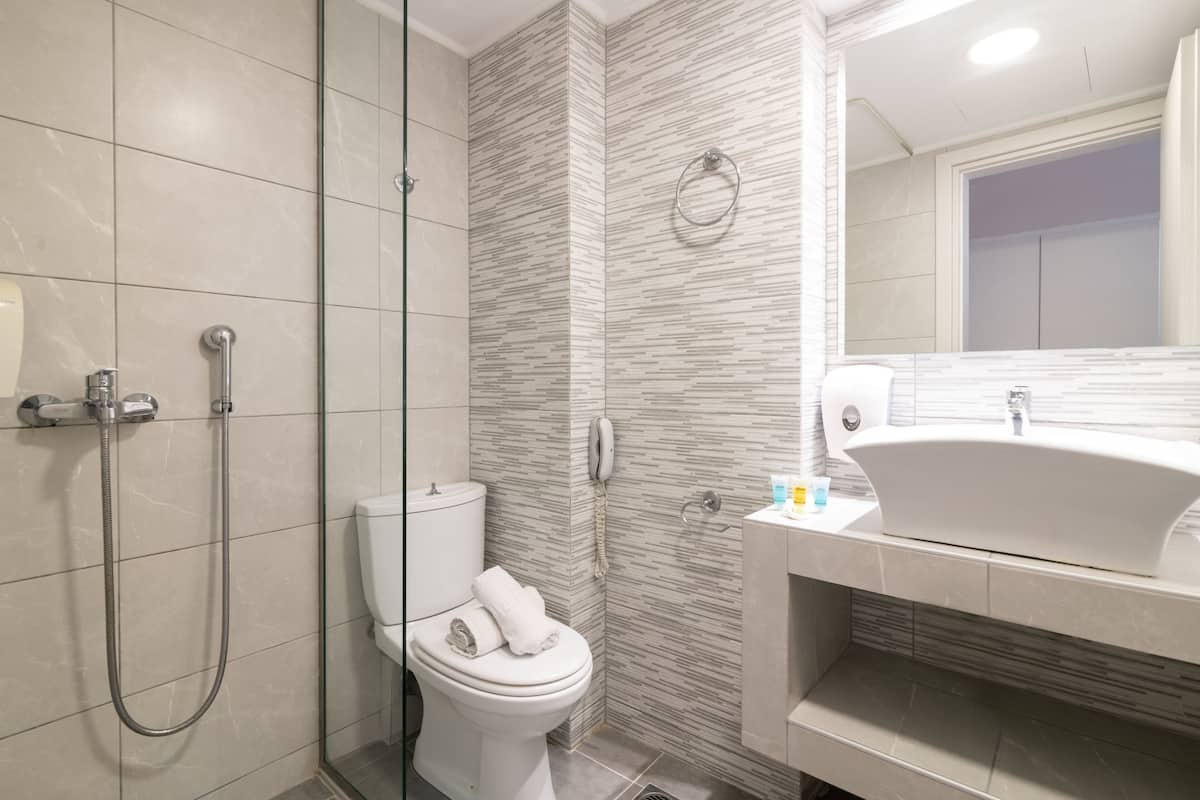 double or twin room (panoramic view) | bathroom | deep-soaking bathtub, free toiletries, hair dryer, towels