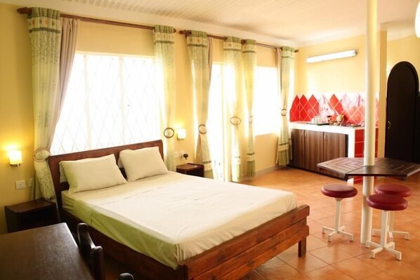 Estudio | Minibar, escritorio y wifi gratis 