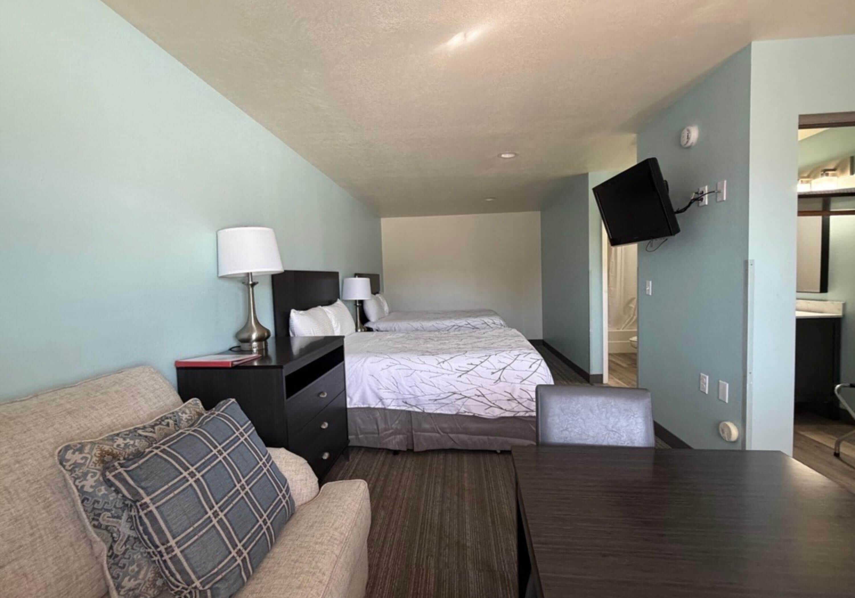 Habitación estándar, 2 camas Queen size, con acceso para personas discapacitadas | Escritorio, tabla de planchar con plancha y wifi gratis 