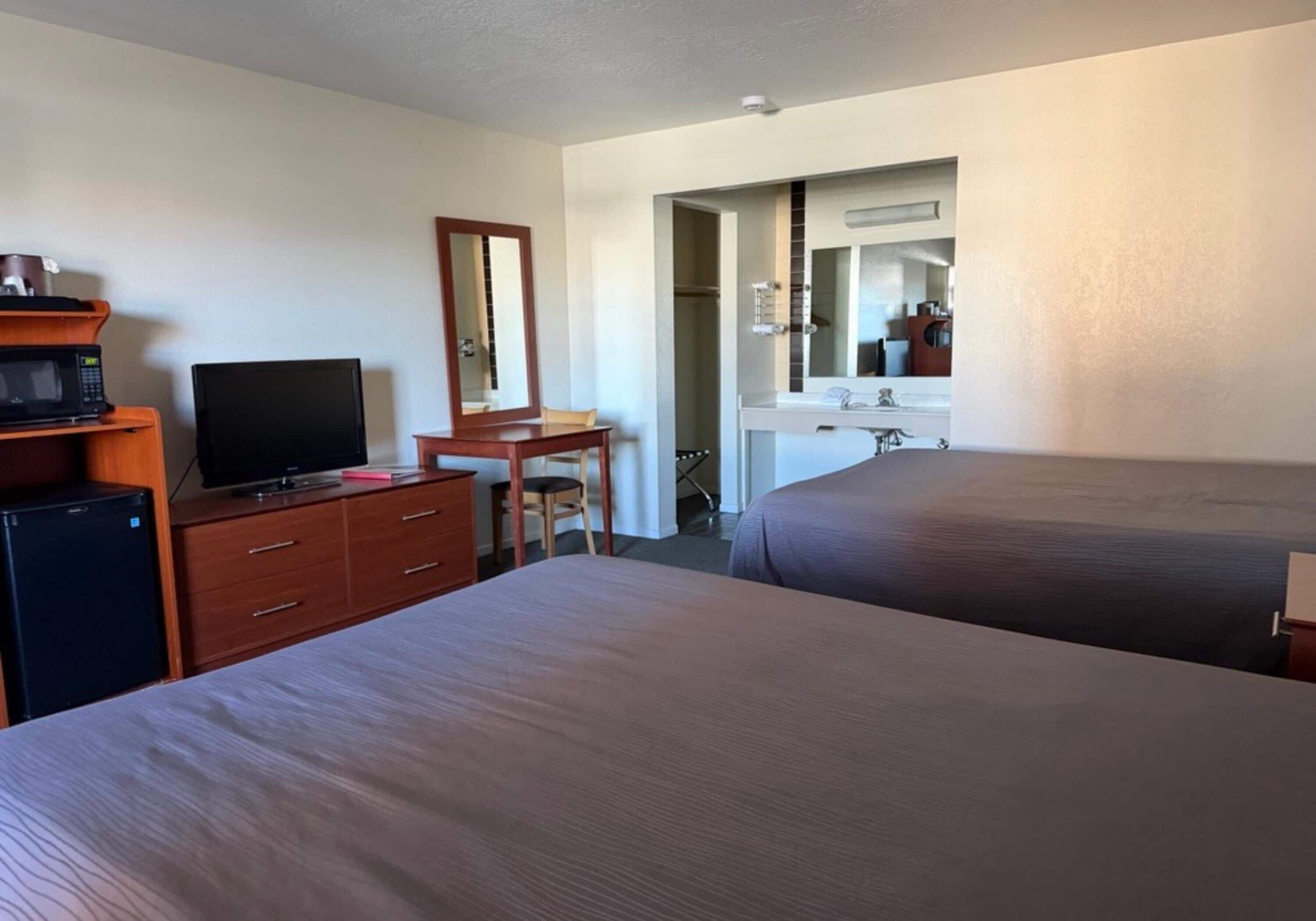 Habitación estándar, 2 camas Queen size, para no fumadores, refrigerador y microondas (Pet Friendly) | Escritorio, tabla de planchar con plancha y wifi gratis 