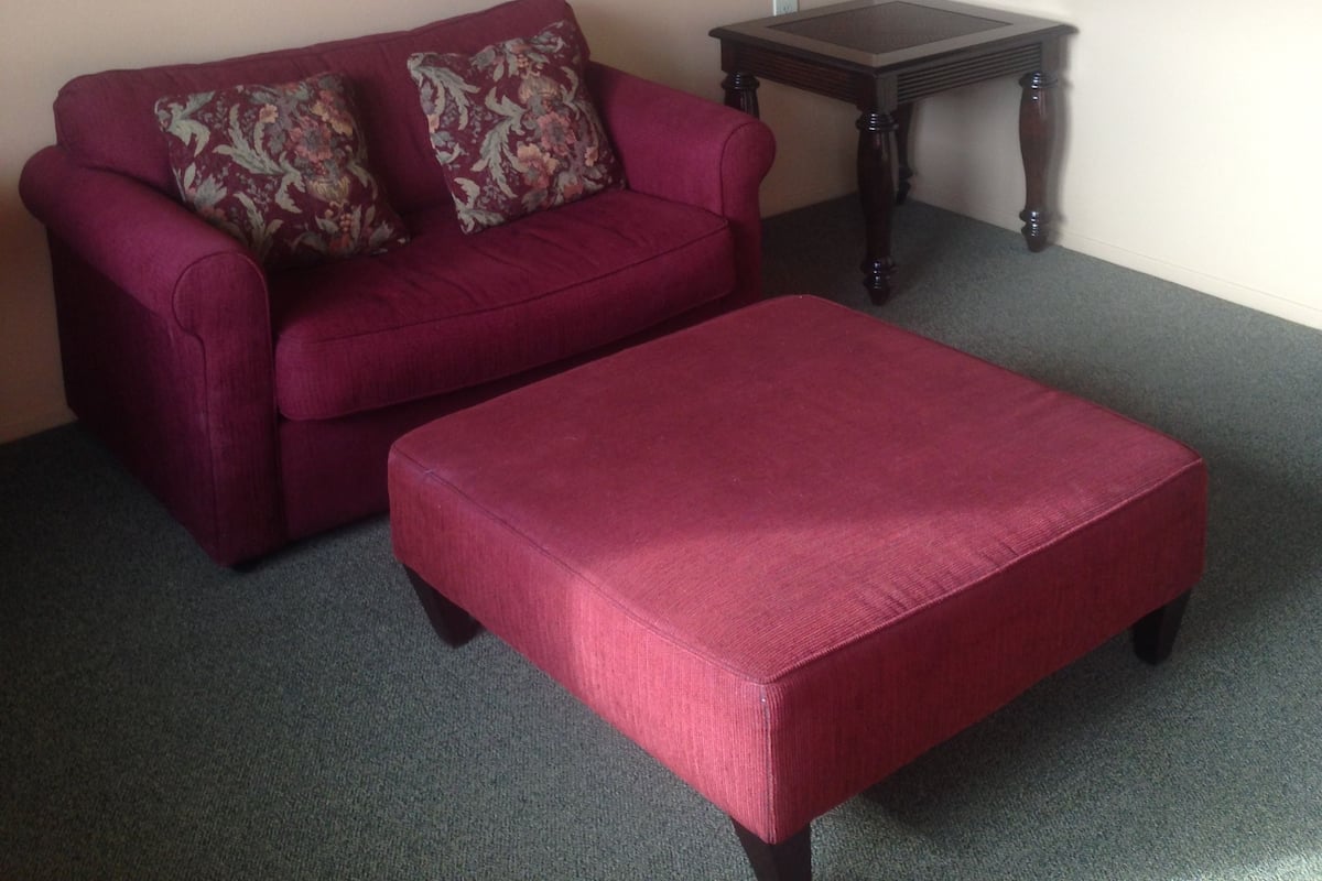 Deluxe kamer, 1 kingsize bed (No Pets) | Woonkamer | Een lcd-televisie