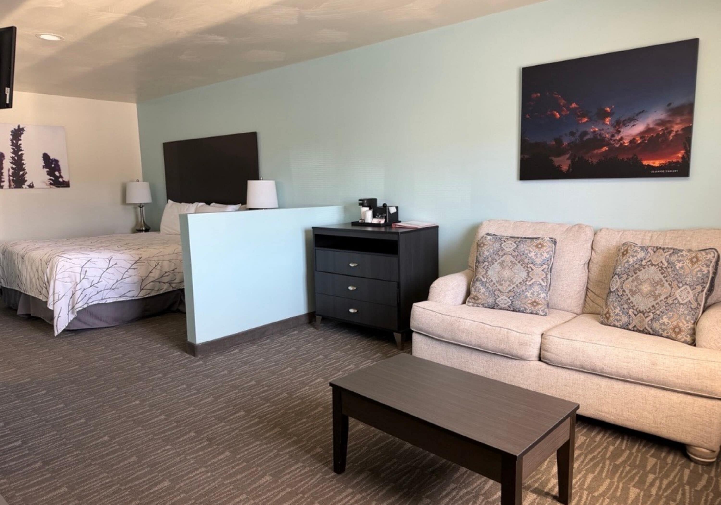 Habitación estándar, 1 cama King size, para no fumadores (Dining Table;Larger Room) | Escritorio, tabla de planchar con plancha y wifi gratis 