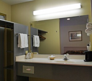 وحدات دش مع أحواض استحمام، مستلزمات مجانية للعناية الشخصية، مناشف