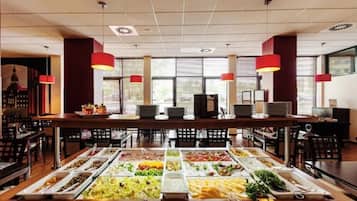 Daily buffet breakfast (PLN 55 per person)