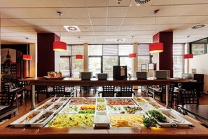 每日付費供應吃到飽自助式早餐