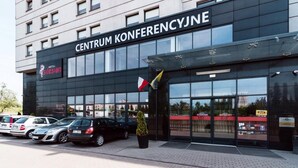 A modern building with a sign reading "CENTRUM KONFERENCYJNE". - Economy Silesian Hotel (Katowice)