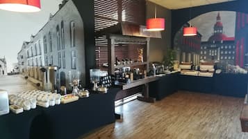 Colazione a buffet, servita tutte le mattine (49 PLN a persona) 