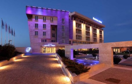 Front of property - evening/night. Hotel Tiber Rooftop & Wellness