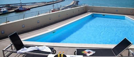 Piscine extérieure, chaises longues