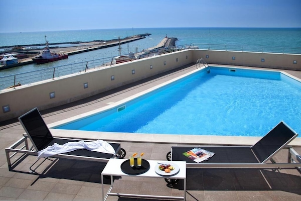 Piscine extérieure, chaises longues