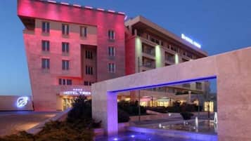 Fassade der Unterkunft – Abend/Nacht