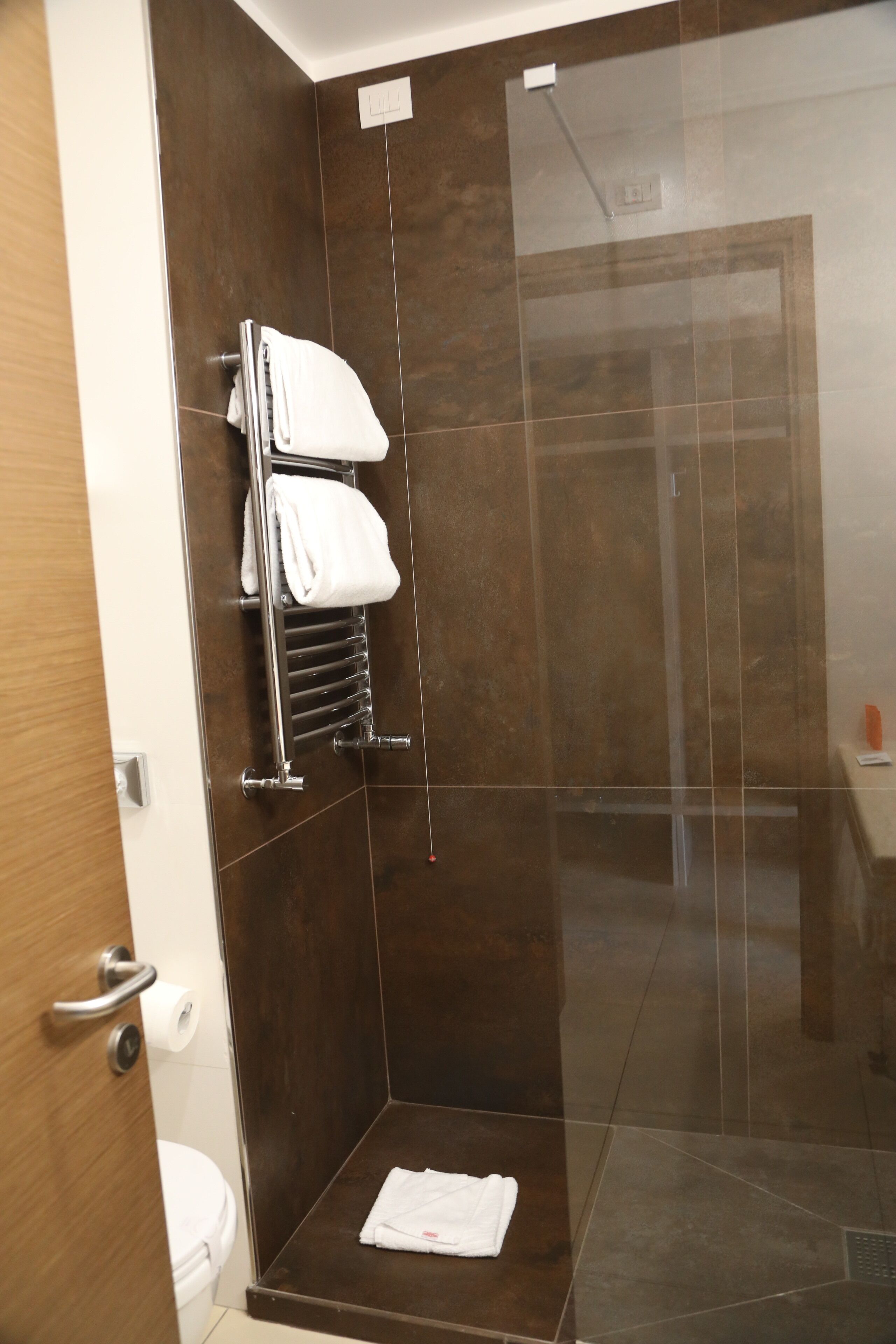 combined shower/bathtub, deep-soaking bathtub, rainfall showerhead