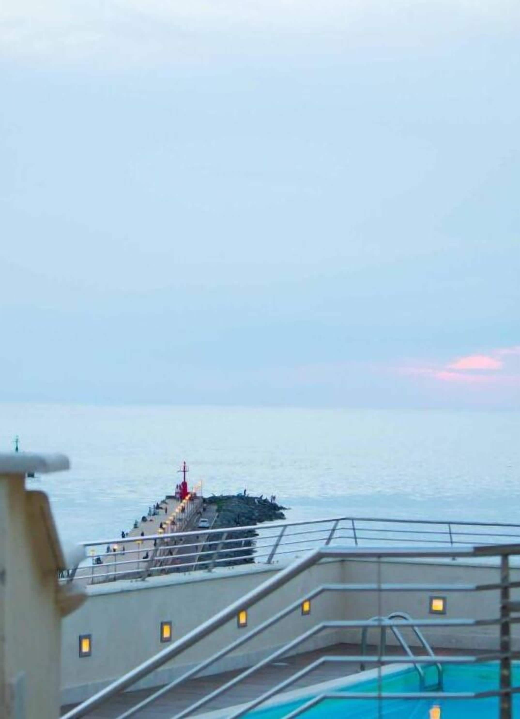 outdoor pool, open 10:00 am to 8:00 pm, pool loungers